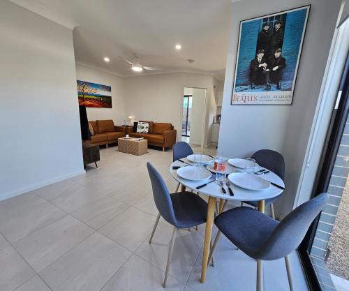 RedFlamesRetreat-Free WIFI & Parking-Walk to public transport-Quiet St & FamilyFriendly