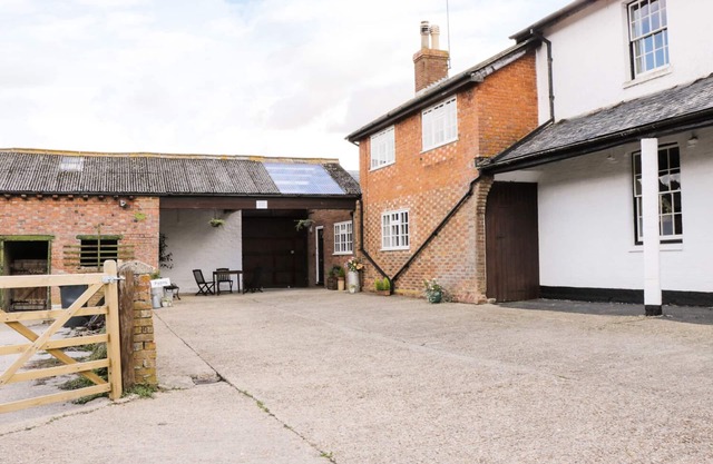 REDWOOD COTTAGE, family friendly, with a garden in Kimbolton