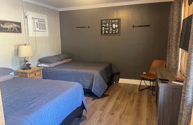 Reel Em Inn: Cozy, Clean, 1 Mile from Lake Texoma! Perfect for Weekend Getaways