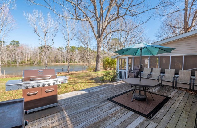 Reel Haven on the Water: Modern + Comfy Home!