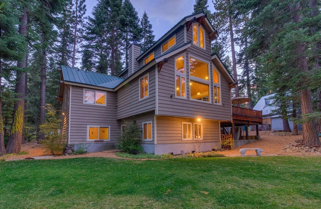 Ref-Nest: 6 BR, 3 BA House in Tahoma, Sleeps 16