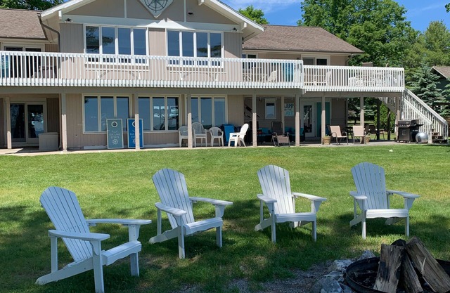 Reflective Fall Color Weekends, 6 BR, 14 beds, 5 baths, Barrel Sauna, sleeps 22