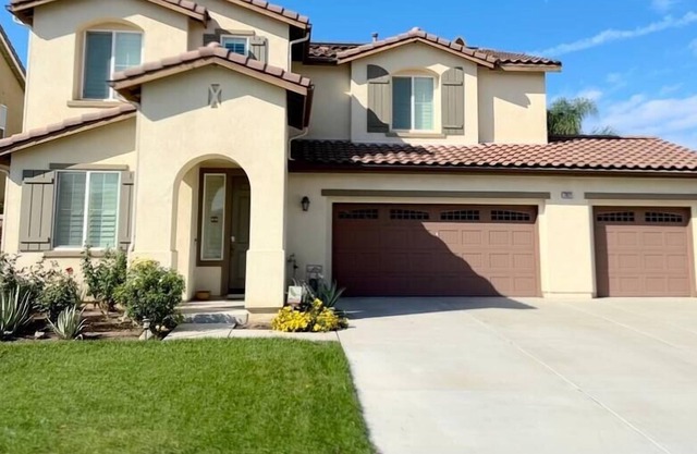 Regency Eastvale newly refreshed 4BR 3BA-Sleeps 10