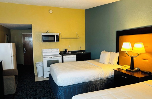 Regency Inn and Suites - Non-Smoking Double Bed With Kitchen
