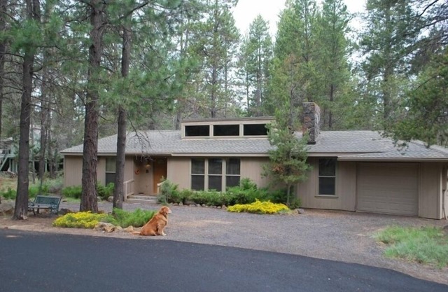 Reimagine your vacation @ this Charming Pet Friendly Sunriver home that sleeps 8