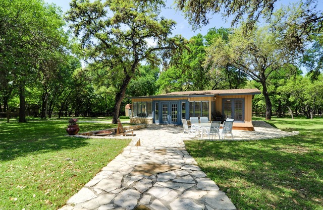 Relax among the oaks! Watch deer and wildlife meander by! Make new memories!