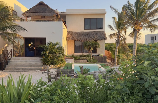 Relax and connect w/nature on this private beachfront studio with great sunsets.