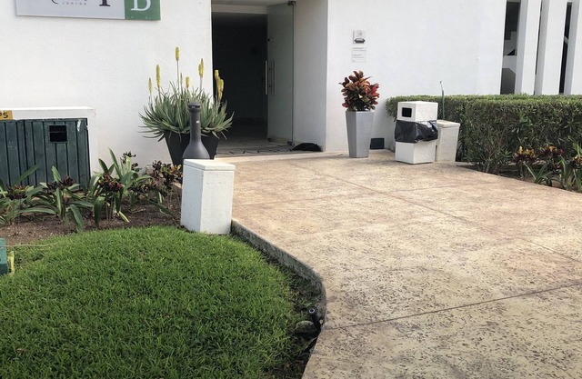 Relax and Recharge in lovely beachfront apartment. Fantastic location