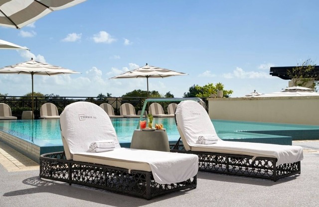 Relax and Recharge! Rooftop Pool, Pets Allowed! Close to University of Miami!