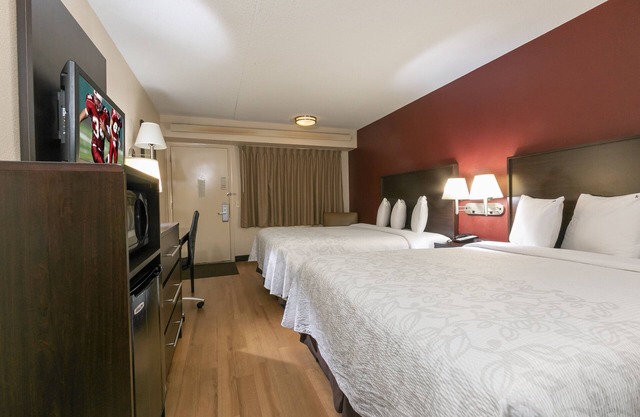 Relax and Unwind! Pets Allowed, Free Parking, Short Drive to MetLife Stadium