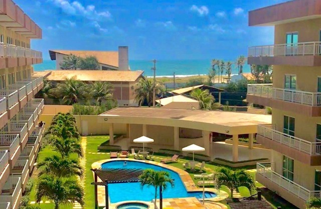Relax on the beach of Porto das Dunas, just a few meters from Beach Park