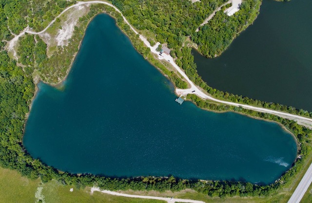 Relax fish/play: Pvt 25-acre clear Blue Lake w/home that sleeps 10 comfortably.