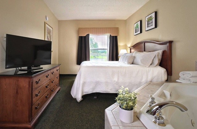 Relax in Charming Room After a Day of Island Adventure | Pet-Friendly