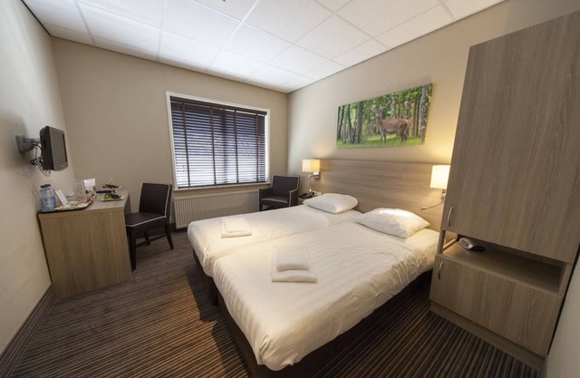 Relax in Comfort Close to Dutch Palaces and Woodland Trails! Onsite Dining!