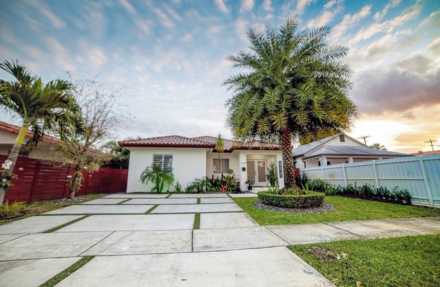 Relax in Coral Terrace, just a quick 5-min drive to Coral gables and UM