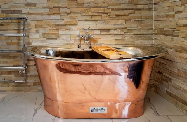 Relax in SUPER SIZED copper tub - 2 bedroom villa