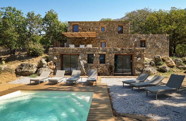 Relax in this magnificent stone villa with pool in the heart of a centuries-old olive grove.