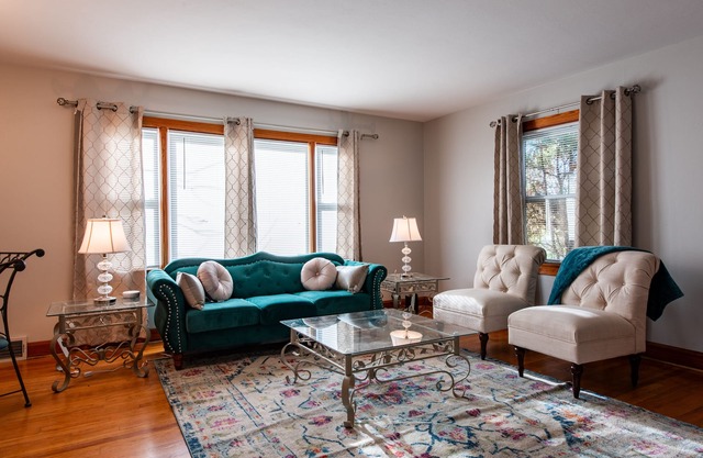 Relax, min from Louisville, Pet friendly, Entire house- fenced in backyard.