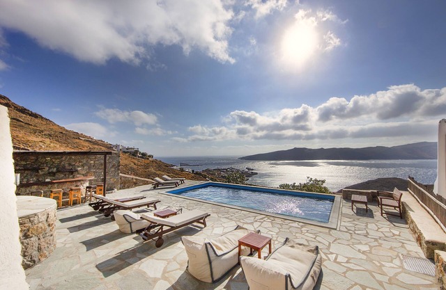 Relax N Experience Our Traditional Villa With Private Pool And 5-star reviews