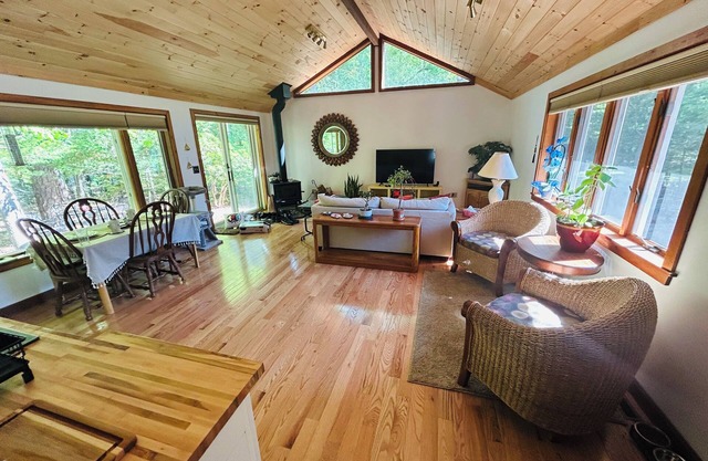 Relax & Unwind at this Adorable and very private 1 bedroom 1 bath studio