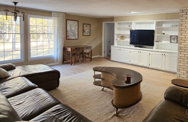 Relax with the whole family at this peaceful stay on the Broad River.