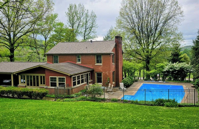 Relax & Work: Cozy 4BR Retreat, Fireplace, Fast Wi Fi, Ideal Location, Turnpike