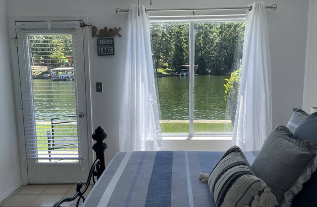 Relaxation Retreat-Cozy “Retreat” to unwind located directly on the water’s edge