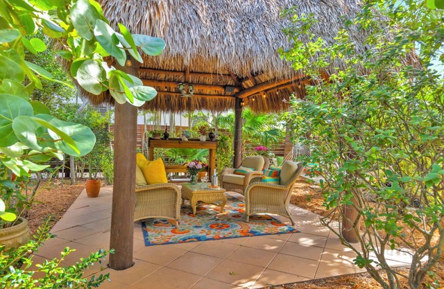 Relaxing 1 Bedroom Garden Apartment steps to the Ocean - Best part of the beach!