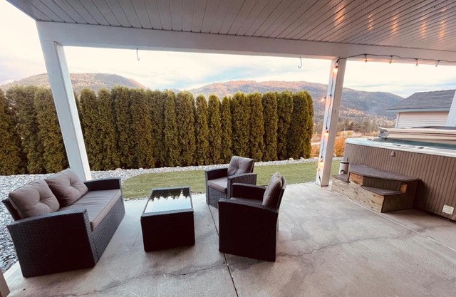 Relaxing 3 bedroom suite, near Silver Star Resort