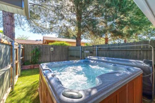 Relaxing 3BR Getaway Close to Vineyards with Shared Hot Tub