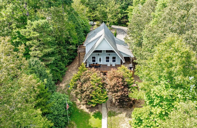 Relaxing 4-Bedroom Cottage on Smith Lake