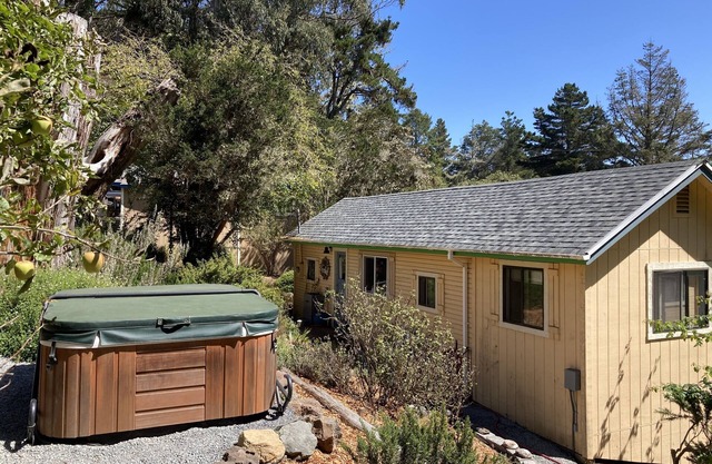 Relaxing Beekeeper's Cottage with hot tub