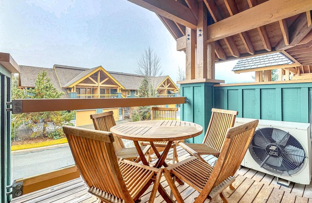Relaxing first-floor townhouse with a private hot tub, fireplace, & great views
