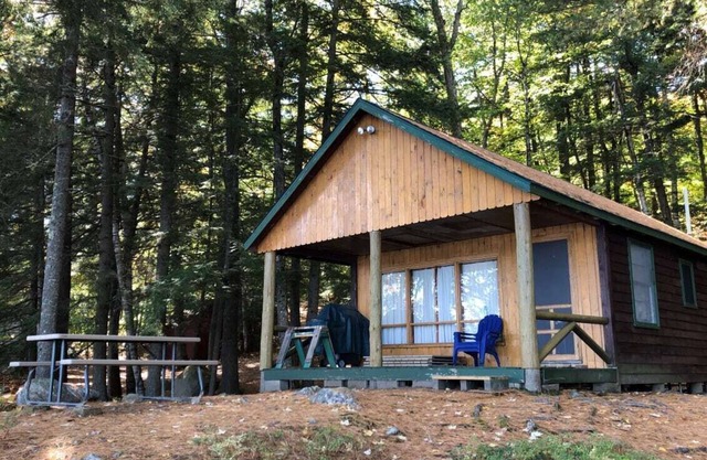 Relaxing Getaway on Peabody Pond; Cozy 1-bedroom cottage 30' from the water!