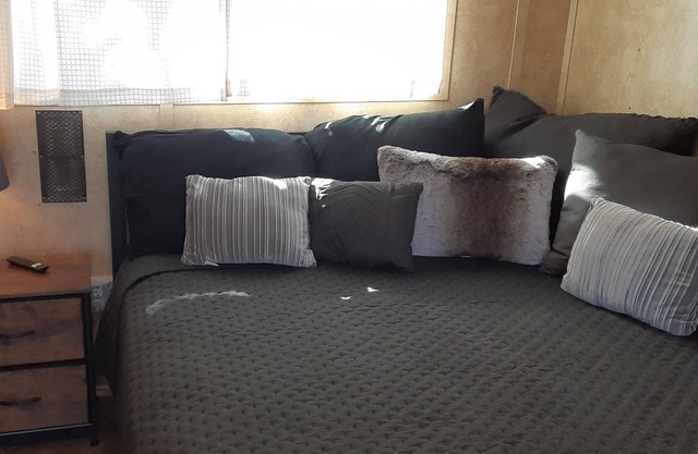 Relaxing Getaway Private Room Queen Bed and AC