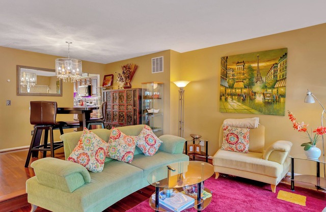 Relaxing, Gorgeous Townhouse with 2 Spacious Master Bedrooms