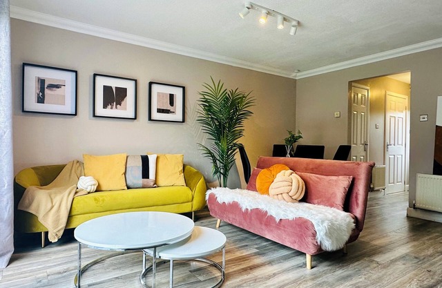 Relaxing Hideaway: Chic 2RB Townhouse Urban Oasis with Free Parking