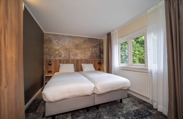Relaxing Hideaway with Indoor Pool and Restaurant, Close to Grote Markt!