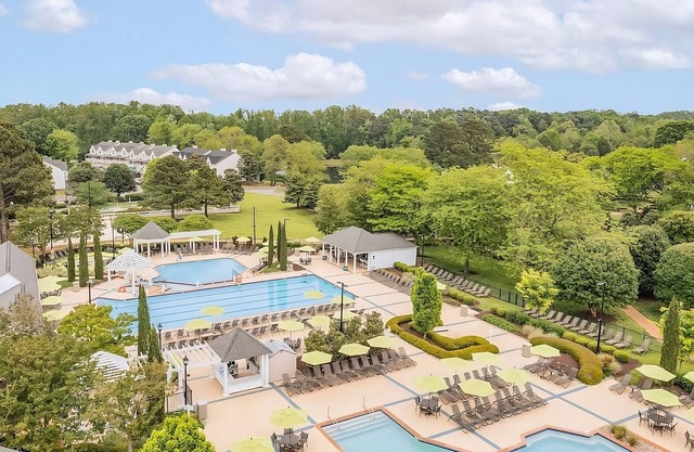 Relaxing Hideaway! w/Onsite Swimming Pools, Sports Courts, Free Parking!