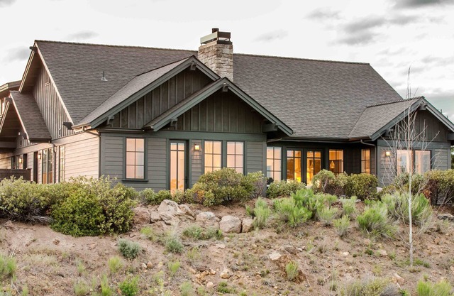 RELAXING hot tub + firepit ~ 24-hr staff ~ Bend ~ BBQ ~ free concert shuttle ~🐶