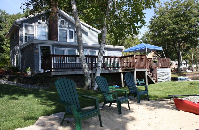 Relaxing lake front, big deck, sandy beach