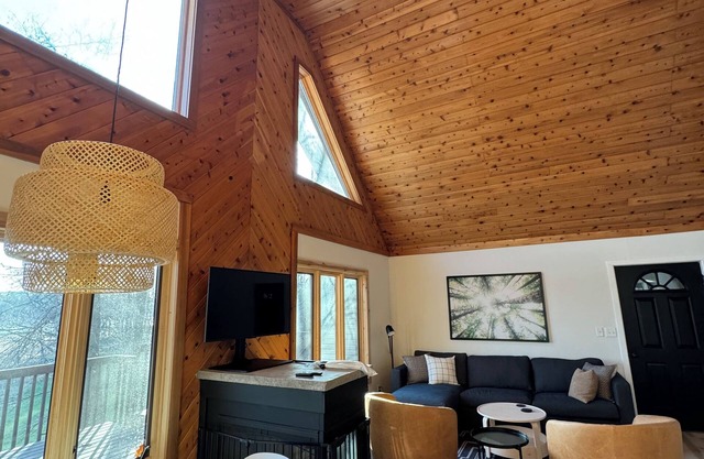 Relaxing Lakefront Gem: Cozy Cabin, Hot Tub & Private Natural Shoreline