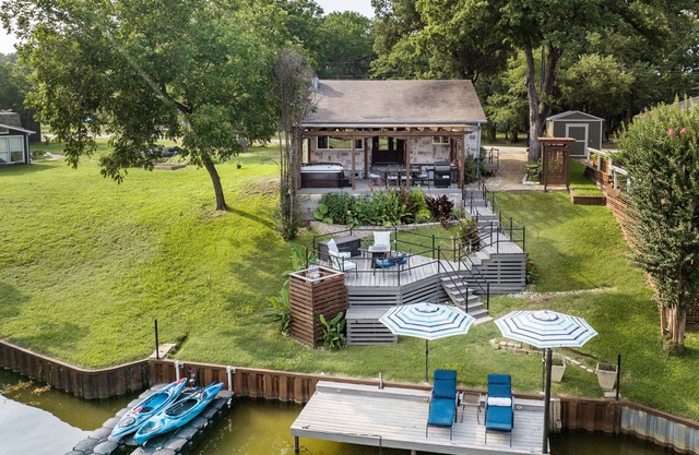 Relaxing Lakefront Retreat w/Kayaks, Hot Tub and RV hookup
