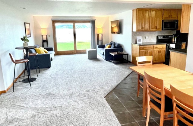 Relaxing Ranch Style Waterfront Home-30 minutes from Ann Arbor