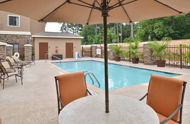 Relaxing Retreat in Tomball! Shared Outdoor Pool + Free Breakfast