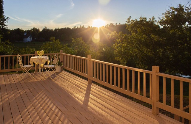Relaxing retreat with mountain views, lake access and work space option