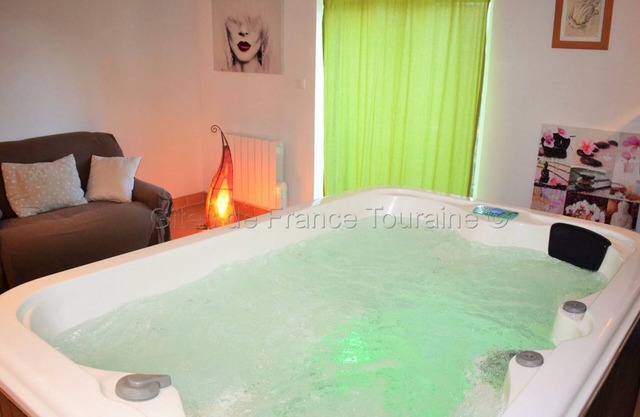 Relaxing Retreat with Private Spa in Southern Touraine, Near Loire Castles