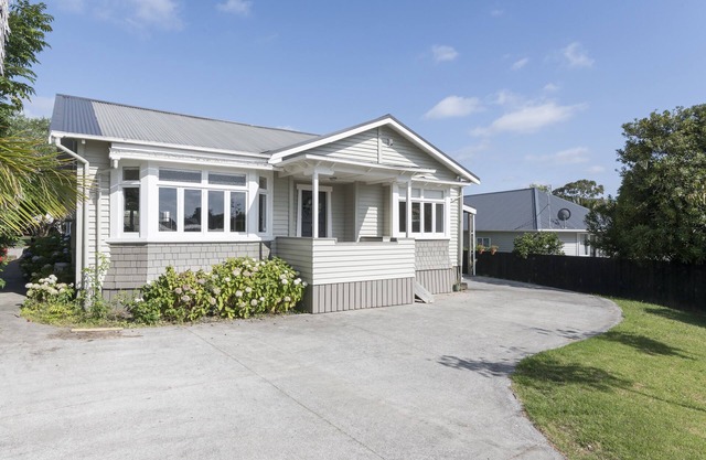 Relaxing Riverhead Retreat