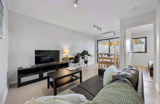 Relaxing Rockingham 2BR | Balcony & Parking