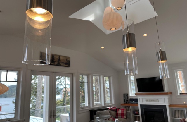 Relaxing stay on the Ocean with private cove beach access, hot tub & fireplace.